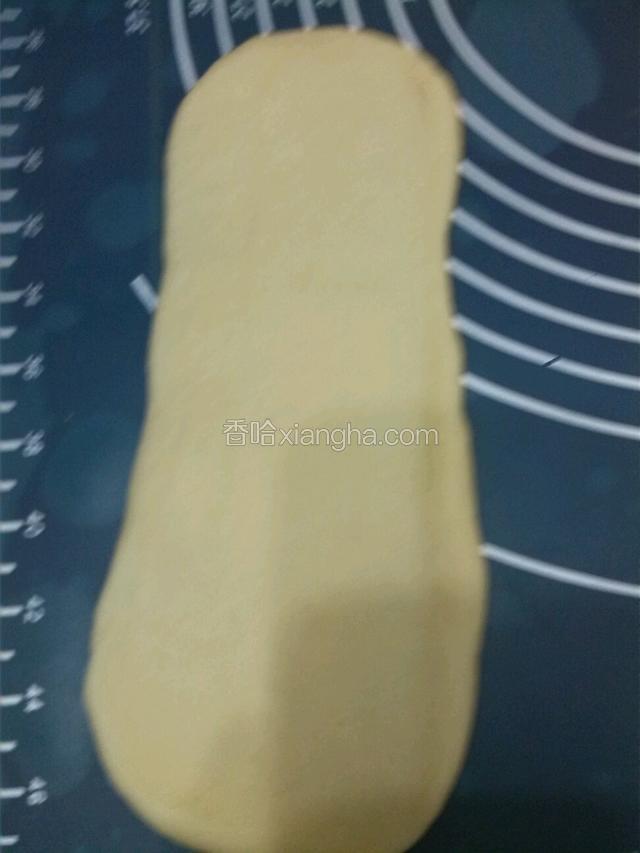 取其中一个面团擀成长方形