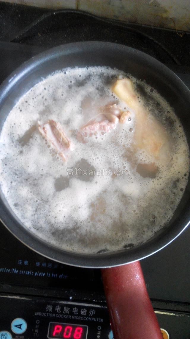 水烧到冒小泡，放入鸭子，待水刚开