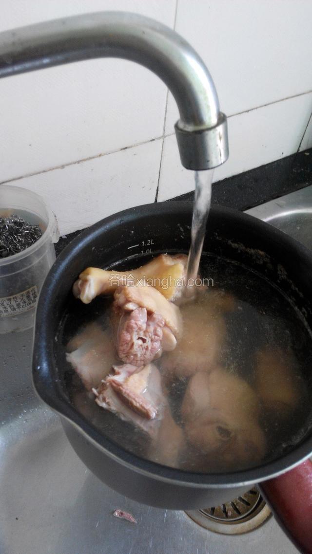 把开水立即倒掉，换冷水，把浮水冲干净