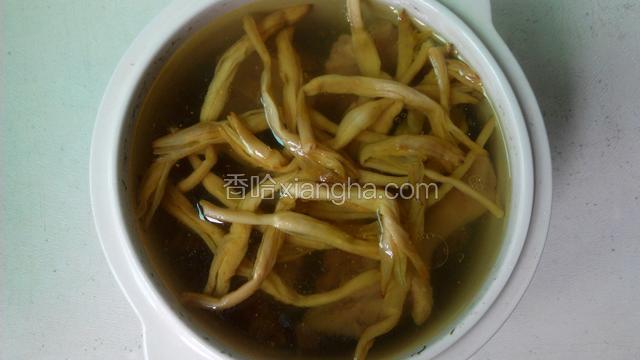 放入炖罐，再放入电压力锅按煲汤，待好了拿出，把泡发的黄花菜放入鸭汤，倒到汤锅滚过，鲜美的鸭汤就可以上桌了