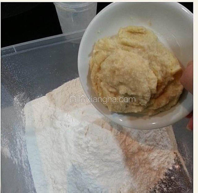 除了玉米油，全倒进容器里搓揉均匀