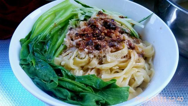 将油菜煮熟，配料放好，大功告成！