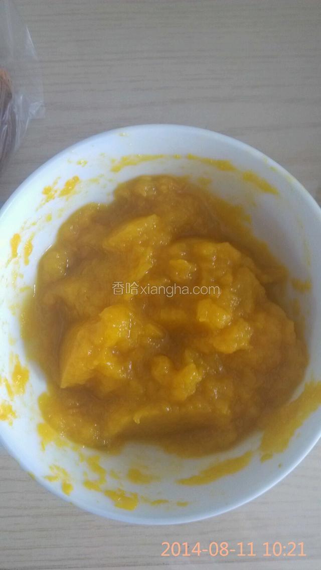 南瓜蒸熟搅成泥