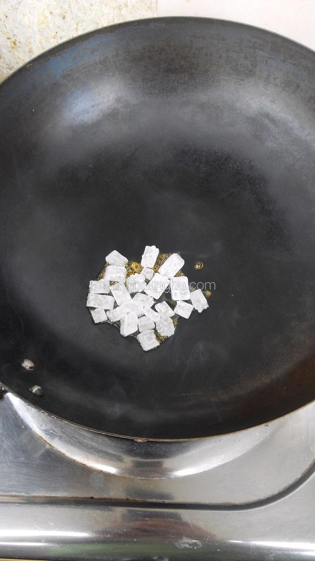 冰糖入锅，炒色，放少许油。
