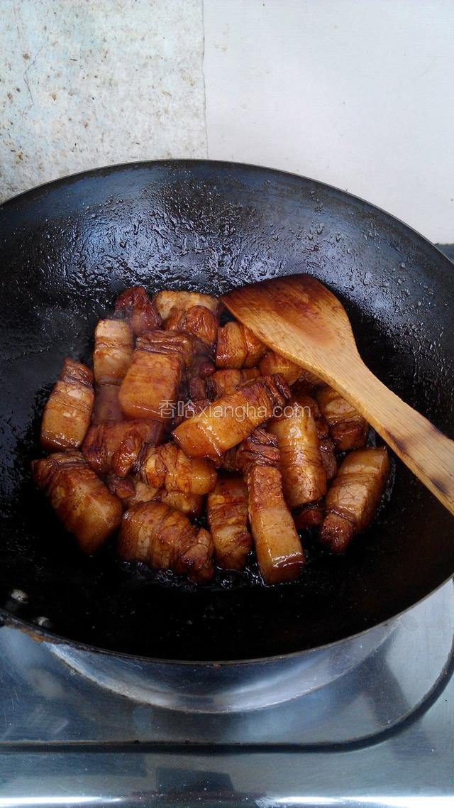 加肉块，姜块，将肉煸出油加老抽，加水，水开后，放入大蒜，小火一个多小时，加盐收汁即可。
