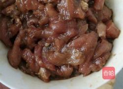 绿豆芽炒肉的做法图解1