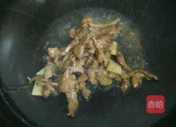 绿豆芽炒肉的做法图解2