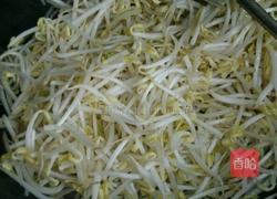 绿豆芽炒肉的做法图解3