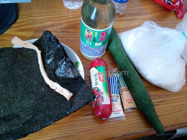 白醋，紫几菜，青瓜，火腿肠，糖，盐，鱿鱼丝，千干酱，沙拉酱，珍珠米