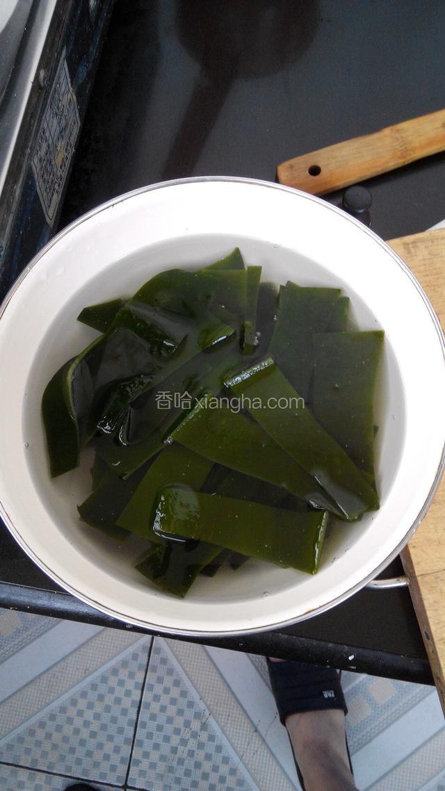 鲜海带，肉厚的有咬头的那种，加入到的炖好的汤里。
