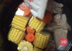 清炖胡萝卜玉米排骨的做法图解3