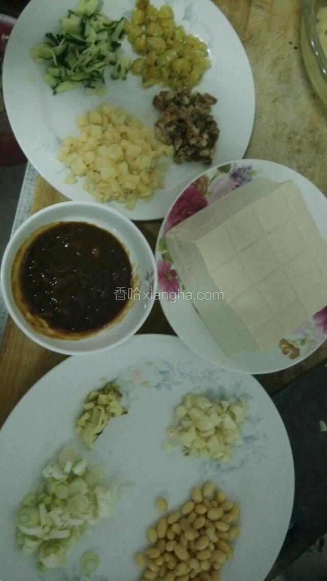 把食材切丁备好。将豆腐切大小适中的小块，可以斜刀切成梯形，便于装盘。