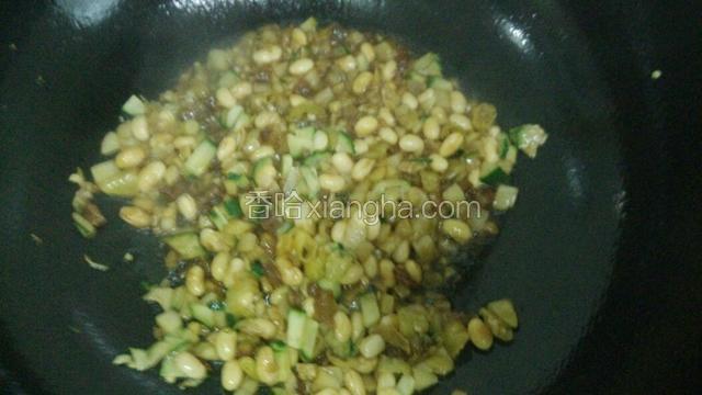 加入黄豆，黄瓜，剁椒，葱蒜余下备料翻炒。
