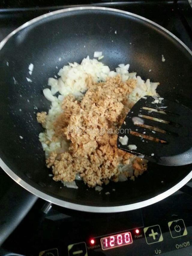 加入蘑菇中火炒5分钟