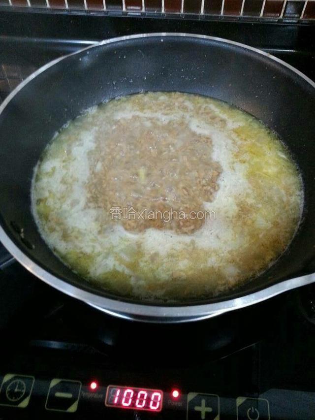 加入水，鸡精块，黑胡椒碎，砂糖煮开后中火煮5分钟（鸡精块的咸度因牌子而异，建议慢慢的加至自己喜欢的咸度,我用了2块）