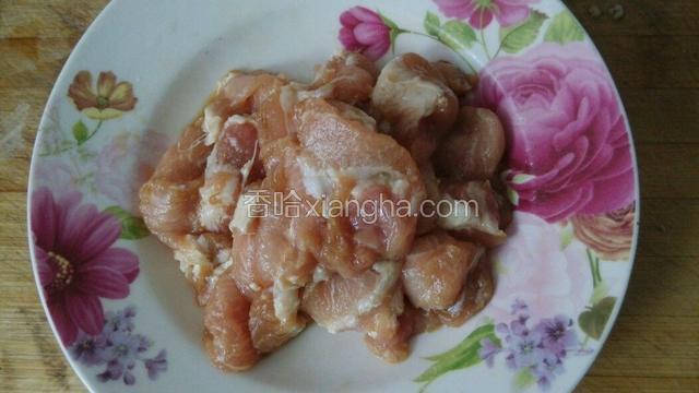里脊肉切片，用盐，生粉，料酒，味极鲜酱油腌制10分钟。