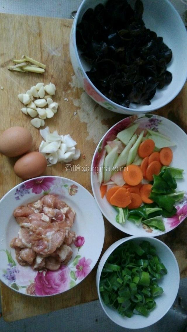 黑木耳泡发好，胡萝卜，西瓜皮（或黄瓜），青椒，葱姜蒜切适当大小备用。