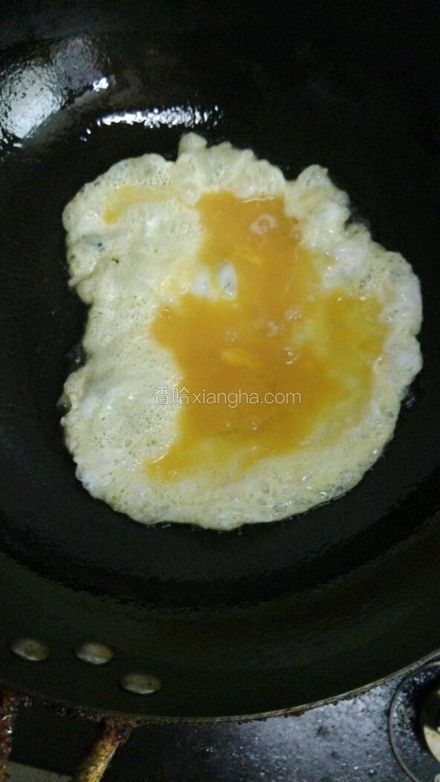 鸡蛋加少量盐打成均匀的蛋液。锅中加油适量，热油倒入蛋液。