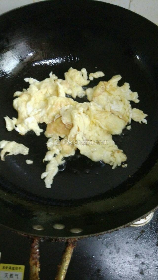 将鸡蛋煎成型，并用锅铲炒散。装盘备用。
