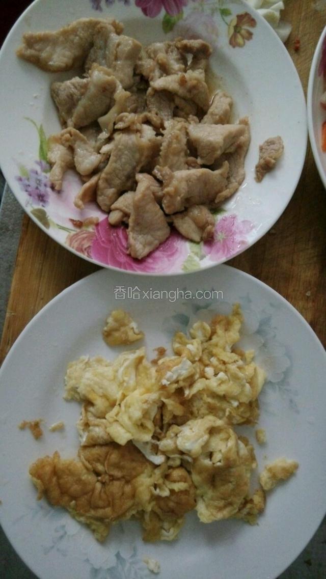 肉片和鸡蛋分别装盘备用。
