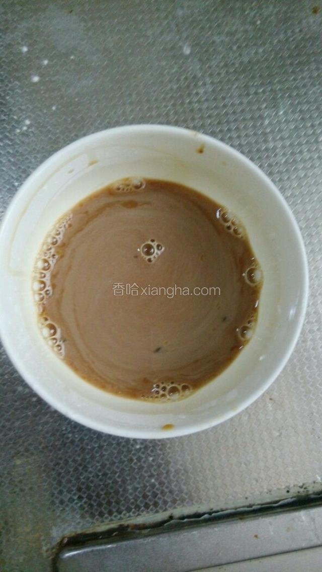 取碗加入味极鲜酱油，醋，盐，花椒粉，淀粉，水适量调制酱汁。