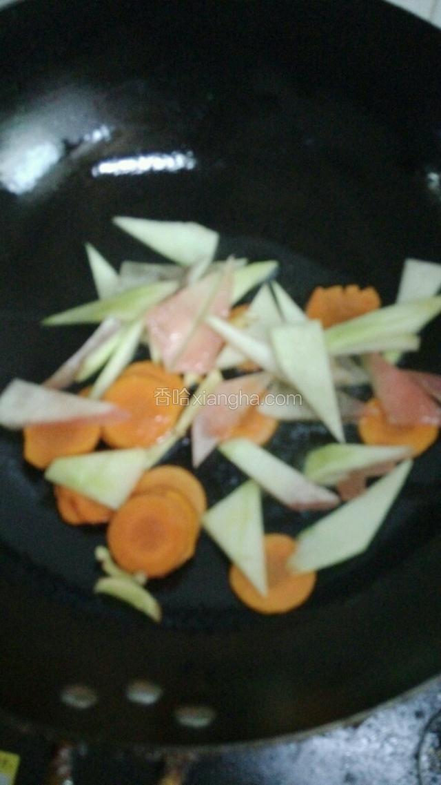 加入西瓜皮或黄瓜片，继续翻炒1-2分钟。