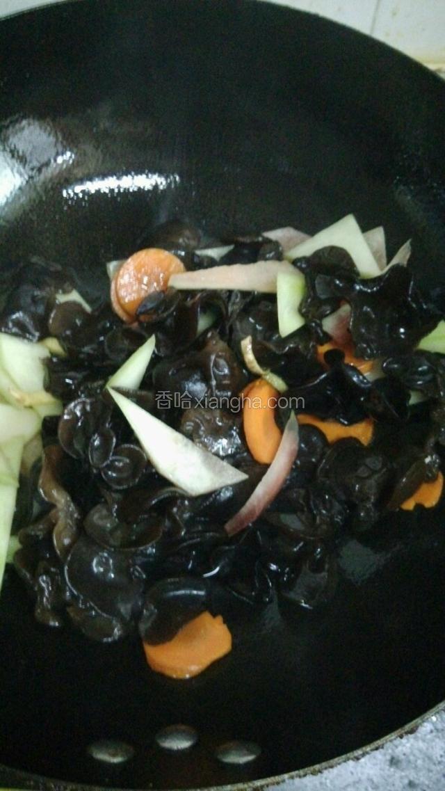 加入黑木耳大火翻炒。