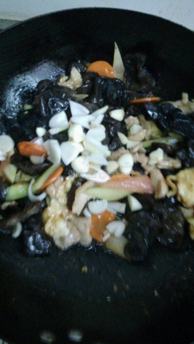 加入备用的肉片和鸡蛋，把余下的葱姜蒜，青椒片全部加入翻炒。