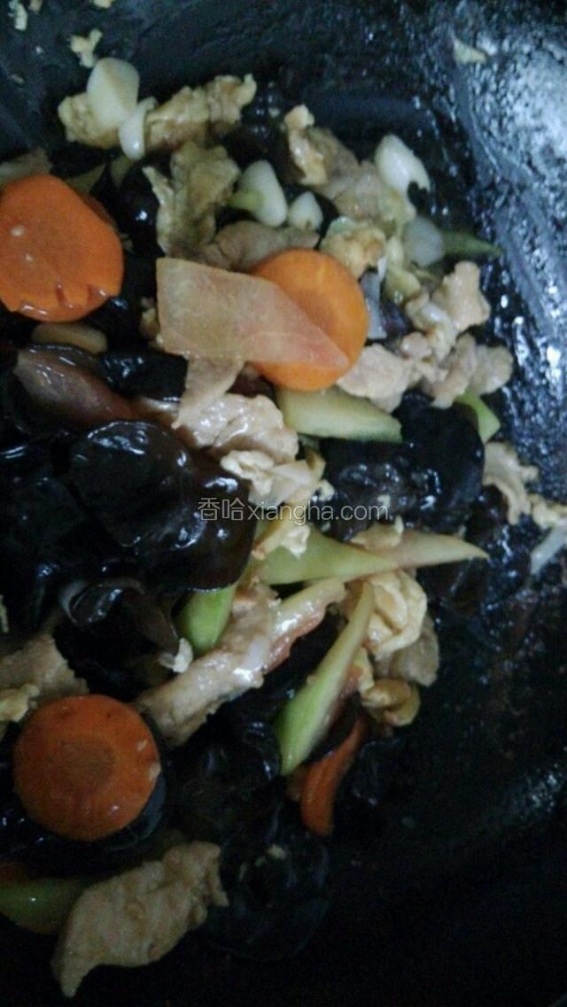 加入调好的酱汁，大火迅速翻炒。