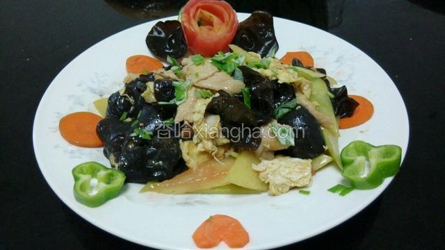 出锅淋入一点儿香油，撒点香葱，即可装盘。盘边稍加点缀，大功告成。