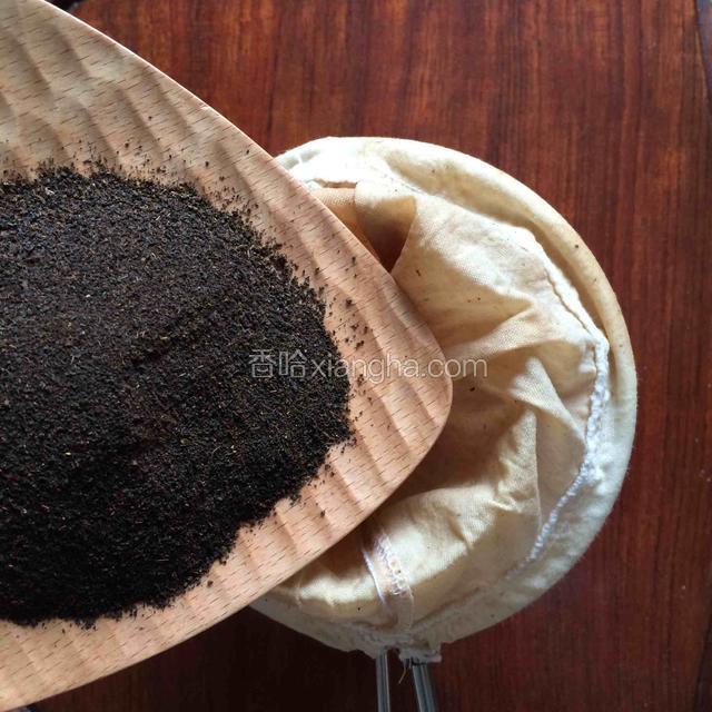 茶叶倒入拉茶袋中