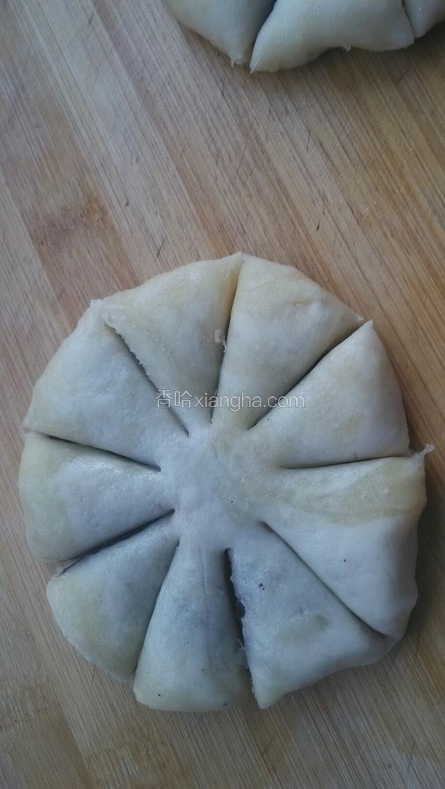 摁扁后用剪刀剪出九个瓣