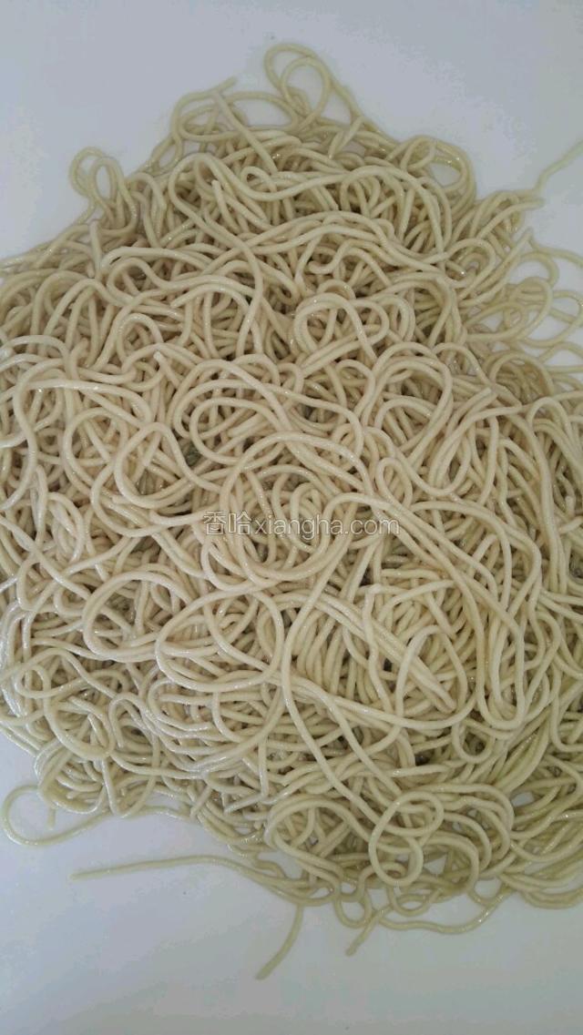 锅里水烧开，面放进去煮个五，六成熟，捞起拌少量的油，用筷子把面散开，面凉透装入小钢盆，放油是因为碱面很粘，为了防止面粘一起