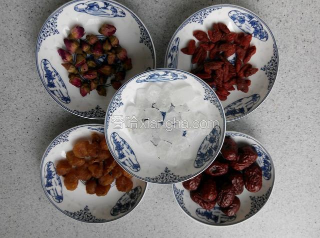 红枣，桂圆，枸杞，玫瑰花放进锅里煮。这些食材味道源源不断，禁煮，所以久一点。