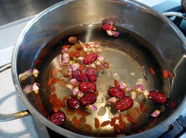 锅里的水由于煮了很久有些食材可能没了味道，可以适当加一点。把藕扔进去，大火开锅后，加冰糖，红糖，小火慢煮2个小时。