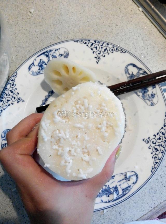 塞满藕身就好，煮的时候米会涨。切面清干净米粒。