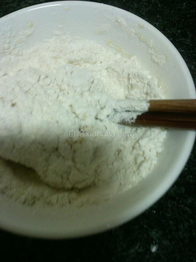 加入2勺生粉，搅拌。