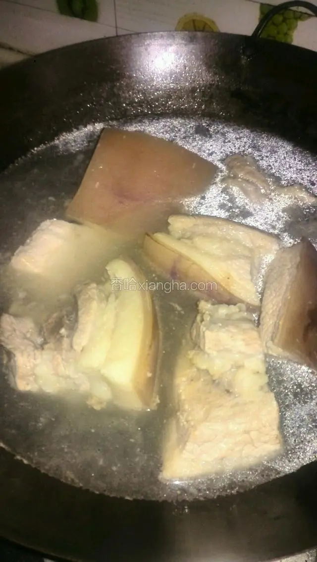 把鲜五花切大坨放水里煮，加姜片