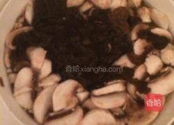 鲜香鸡腿汤的做法图解2