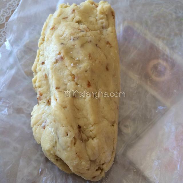 用刮刀翻拌成面团，刮到保鲜膜或袋子上。