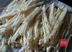 蛋煎金针菇的做法图解2