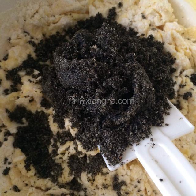 加入黑芝麻粉拌匀；