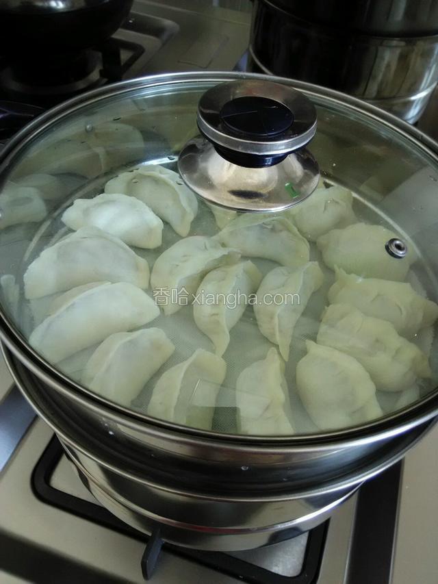 将饺子摆放锅里大火蒸十五分钟关火，在焖一分钟。