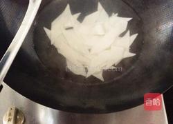 鸳鸯面片配鱿鱼汤的做法图解2