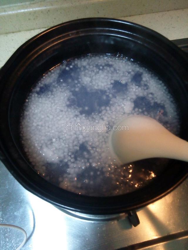 先将西米用冷水洗两遍，再和冷水一起下锅，大火烧开转小火，边煮边搅拌
