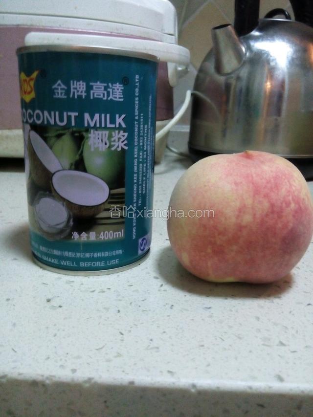 锅内再次加冷水，烧开后加入椰浆，牛奶，烧热关火。下入切成丁的水蜜桃，再加蜂蜜和西米。