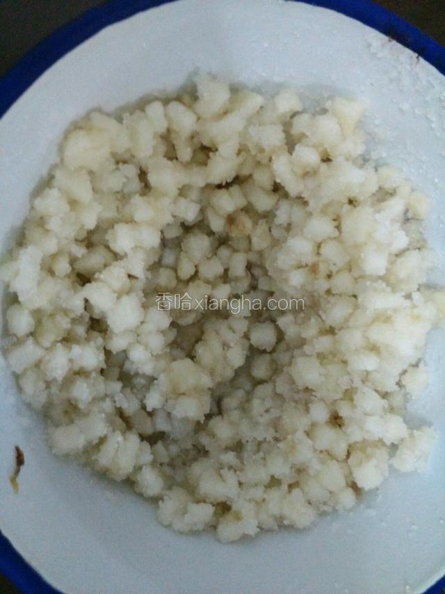 水晶肉就是肥肉切丁加高度酒加适量白糖密封进冰箱冷藏一到两星期。