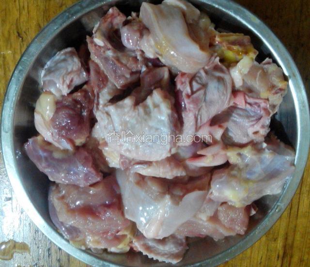 鸡肉用开水烫两分钟,去腥味.