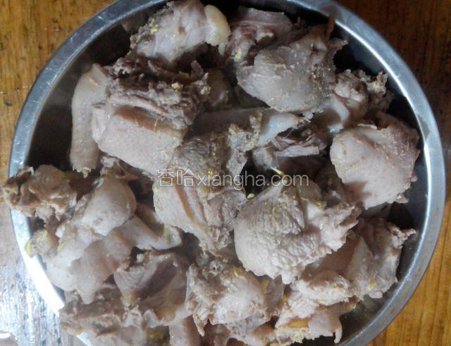 半小时后,往沙煲倒入烫好的鸡肉,开大火汤开了,小火慢煲.