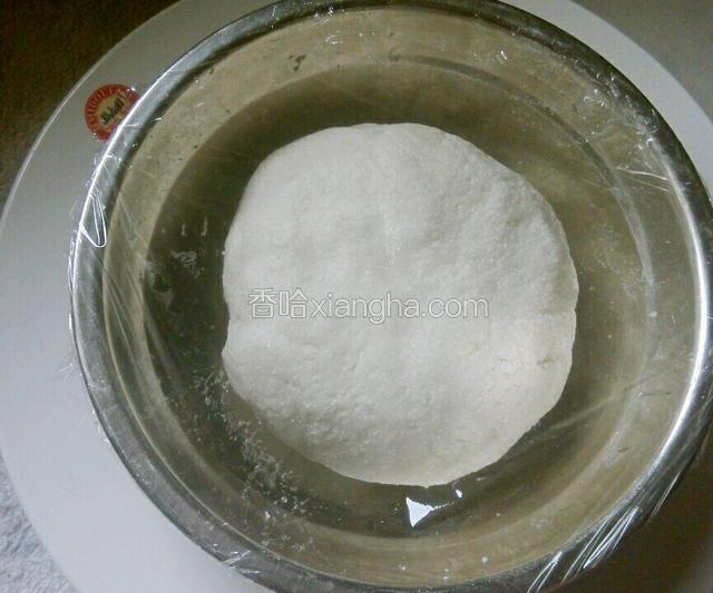 在和好的团上盖上保鲜膜(不然一会就会干掉的)，静置10分钟